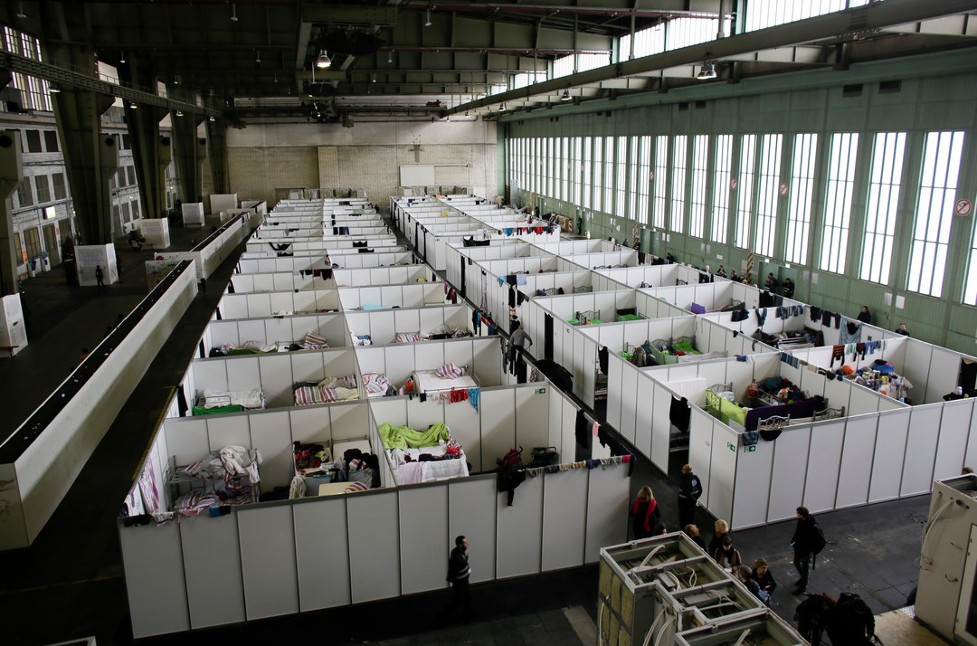 Как изглежда летище превърнато в бежански лагер (СНИМКИ)