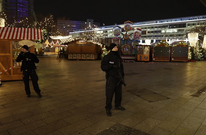 Коледен базар в Берлин се превърна в място на ужас и страх (снимки)