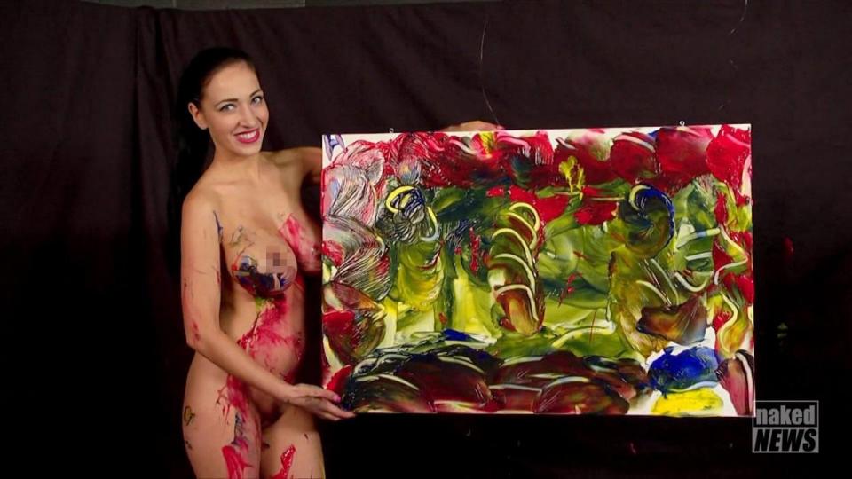 Сексапилна тв водеща се отдаде на изкуство... рисува с голи гърди (ВИДЕО)