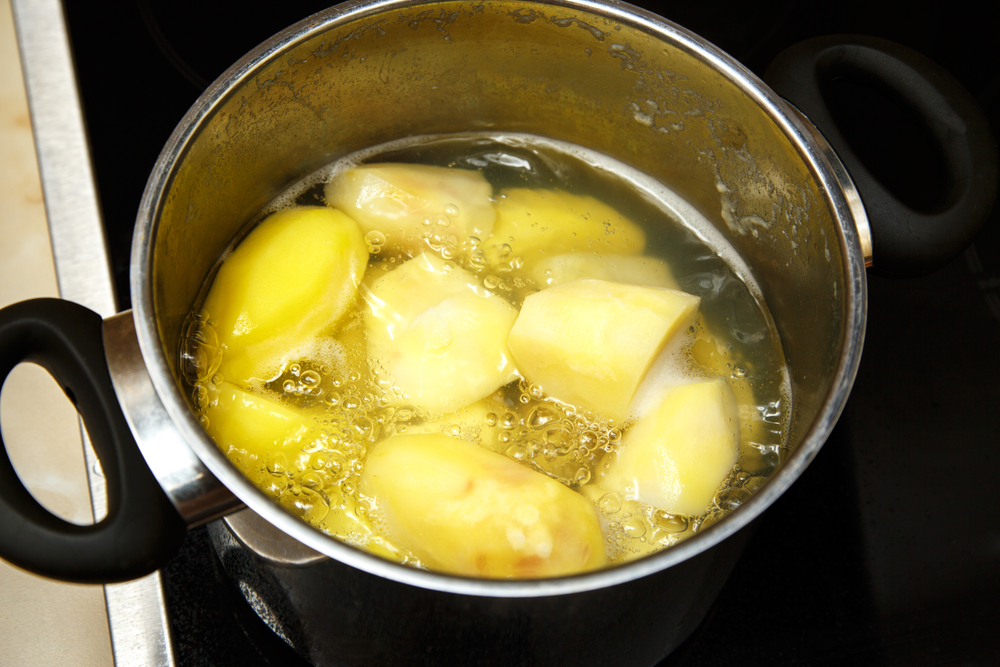 Не изхвърляйте водата от варените картофи, пийте я!
