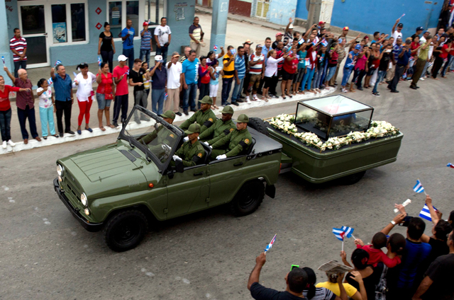 УАЗ-ката с урната на Кастро се строши