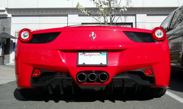 Знаете ли защо Ferrari-тата са червени?
