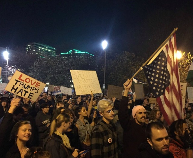 Втора нощ на протести срещу Тръмп