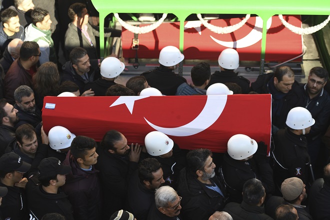 Погребаха с почести част от загиналите полицаи в Истанбул (снимки)