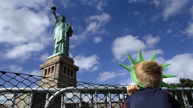 Статуята на свободата позеленя (ВИДЕО+СНИМКИ)