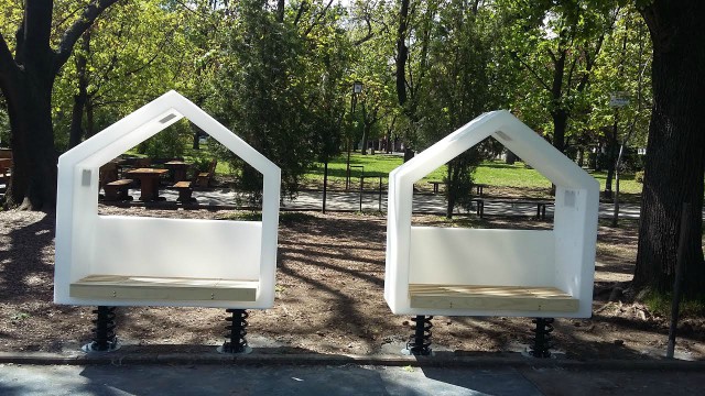 Пейки със слънчеви панели в столичен парк