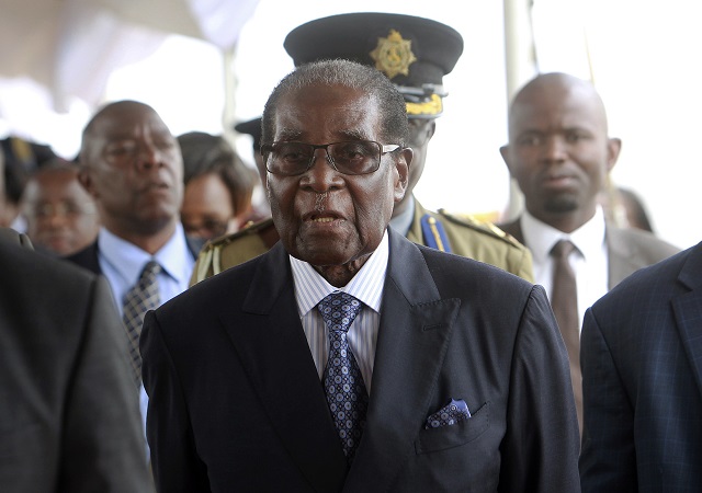 Детронираният от властта Мугабе се появи (СНИМКИ)