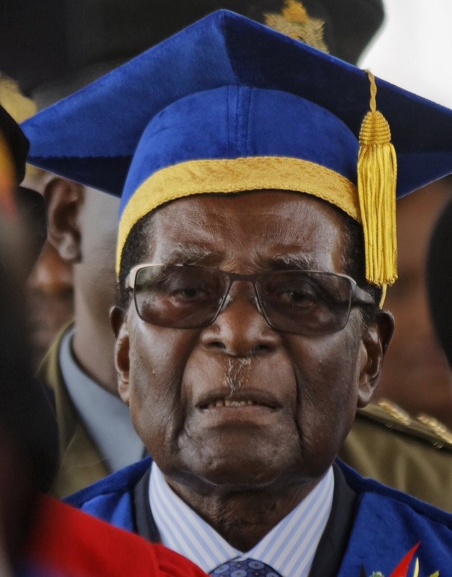 Детронираният от властта Мугабе се появи (СНИМКИ)