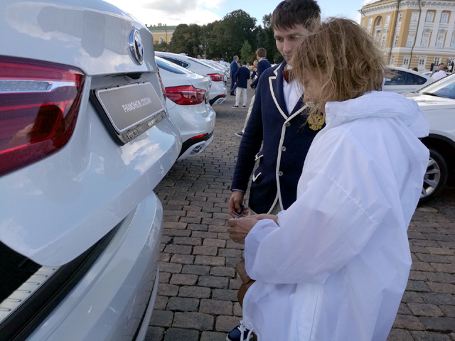 104 бели BMW-та за руските олимпийци