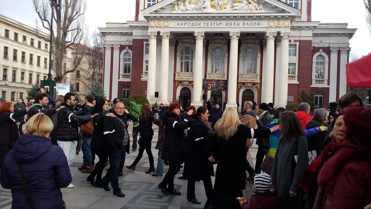 Културата протестира пред Народния театър (Снимки)