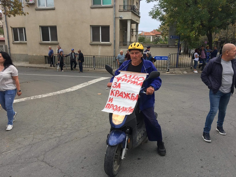Протестиращи затвориха пътя към Черноморец (СНИМКИ)