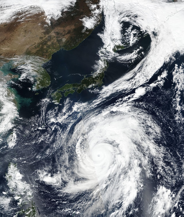 Япония се готви за мощен тайфун (СНИМКИ)