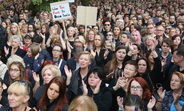 Дрескод черно или как се протестира в Полша
