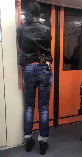 Мацка с пистолет в панталона шашна пътниците в столичното метро  (СНИМКА)
