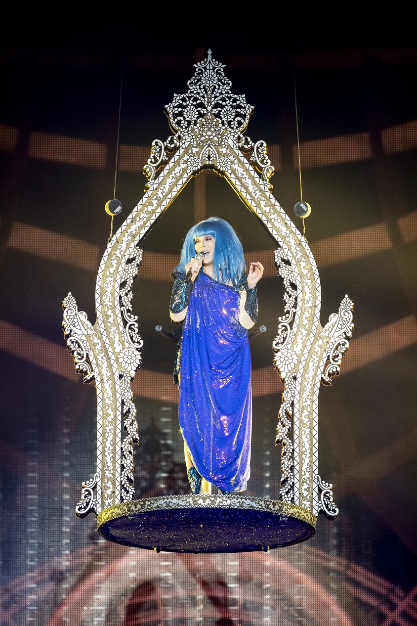 Шер се вихри на сцената с 10 различни лица за 1 нощ (ВИДЕО + СНИМКИ) | ФАКТИ.БГ Шер се вихри на сцената с 10 различни лица за 1 нощ (ВИДЕО + СНИМКИ)