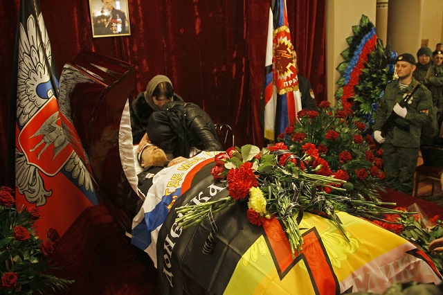 Хиляди погребаха сепаратистки командир в Източна Украйна