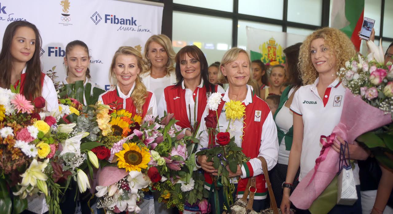 "Златните" момичета се прибраха в България