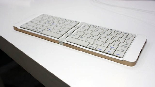 Настолен компютър в сгъваема клавиатура