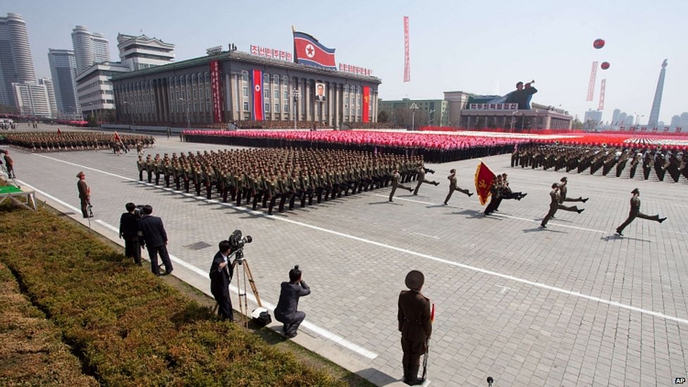 Северна Корея с мащабен военен парад