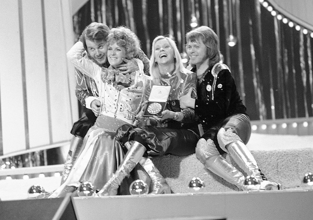 35 години по-късно! ABBA отново на сцената (ВИДЕО)
