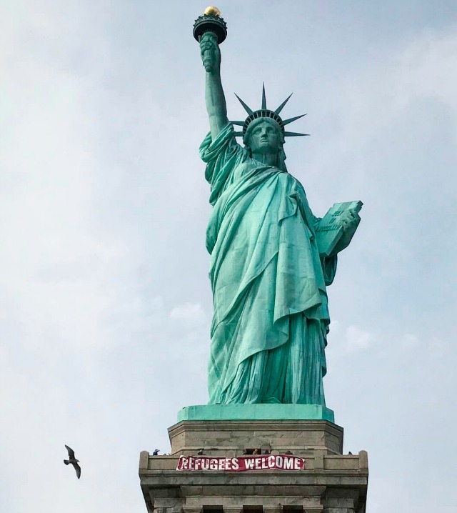 Статуята на свободата приветства бежанците. Но за кратко!