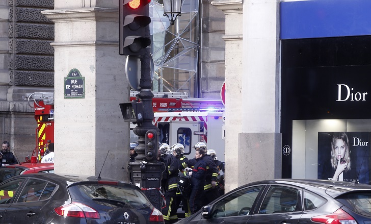 Стрелба пред Лувъра. Районът е отцепен