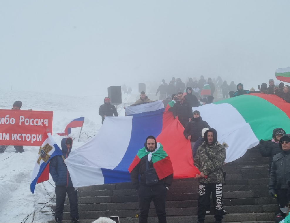 Болгария демонстрация. День освобождения Болгарии. Болгары с русскими флагами.