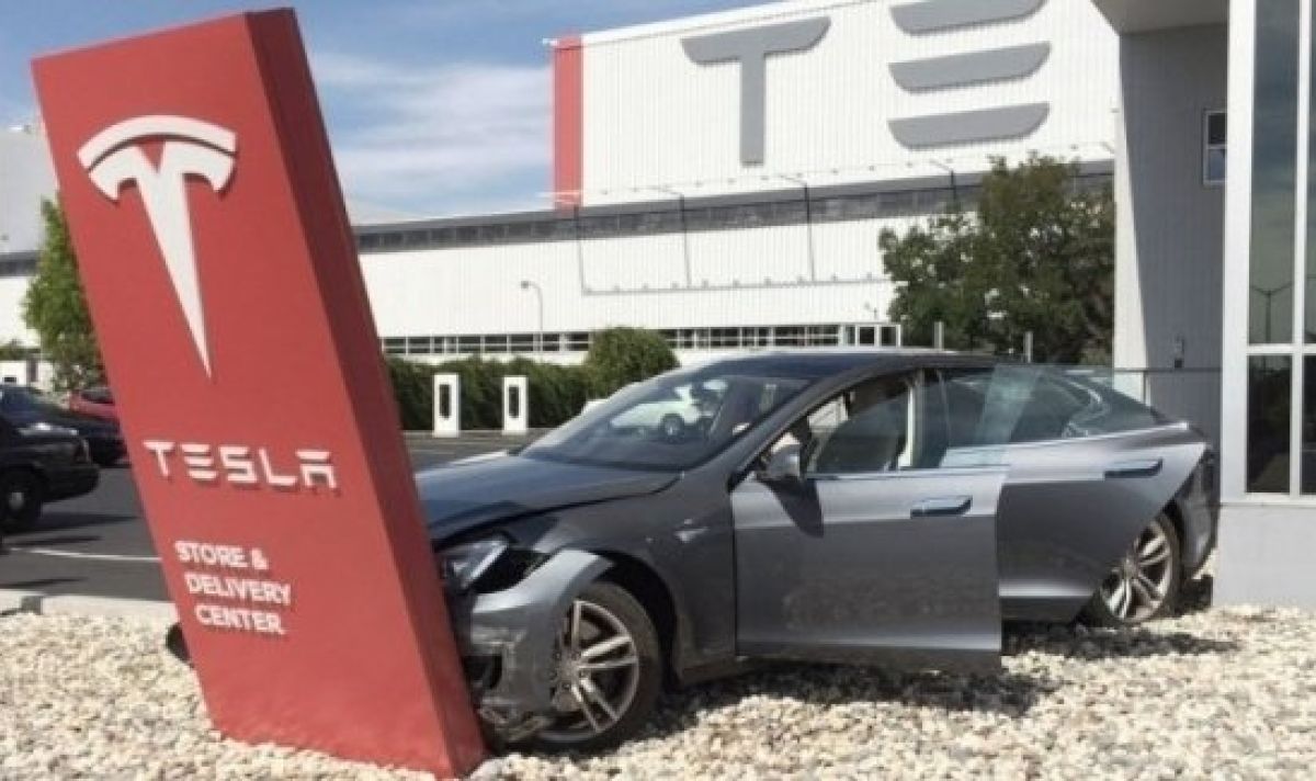 Акциите на Tesla падат главоломно
