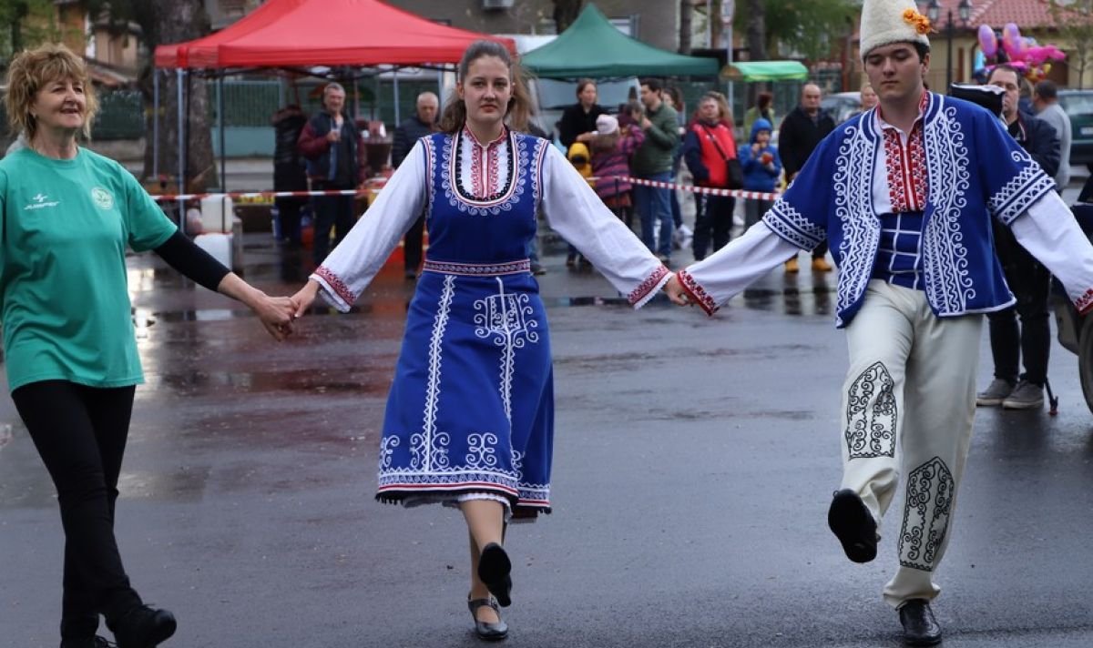 Рекордно дълго хоро в Русе