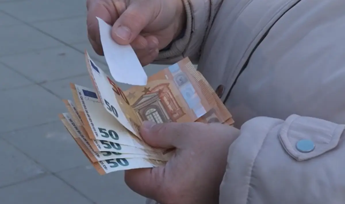 В Пловдив: Банкомат пусна бял лист вместо 50 евро ᐉ Новини от Fakti.bg -  България | ФАКТИ.БГ