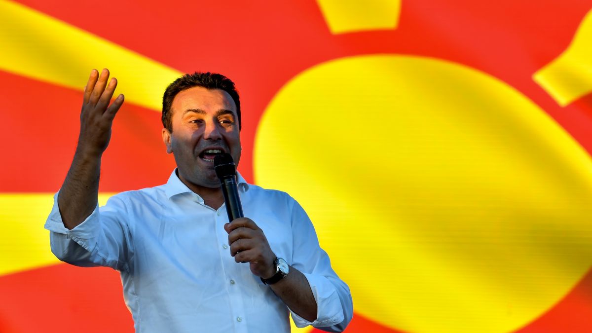 Обсъждат оставката на Заев