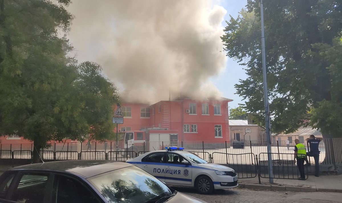 Пожар в пловдивско училище | ФАКТИ.БГ Пожар в пловдивско училище