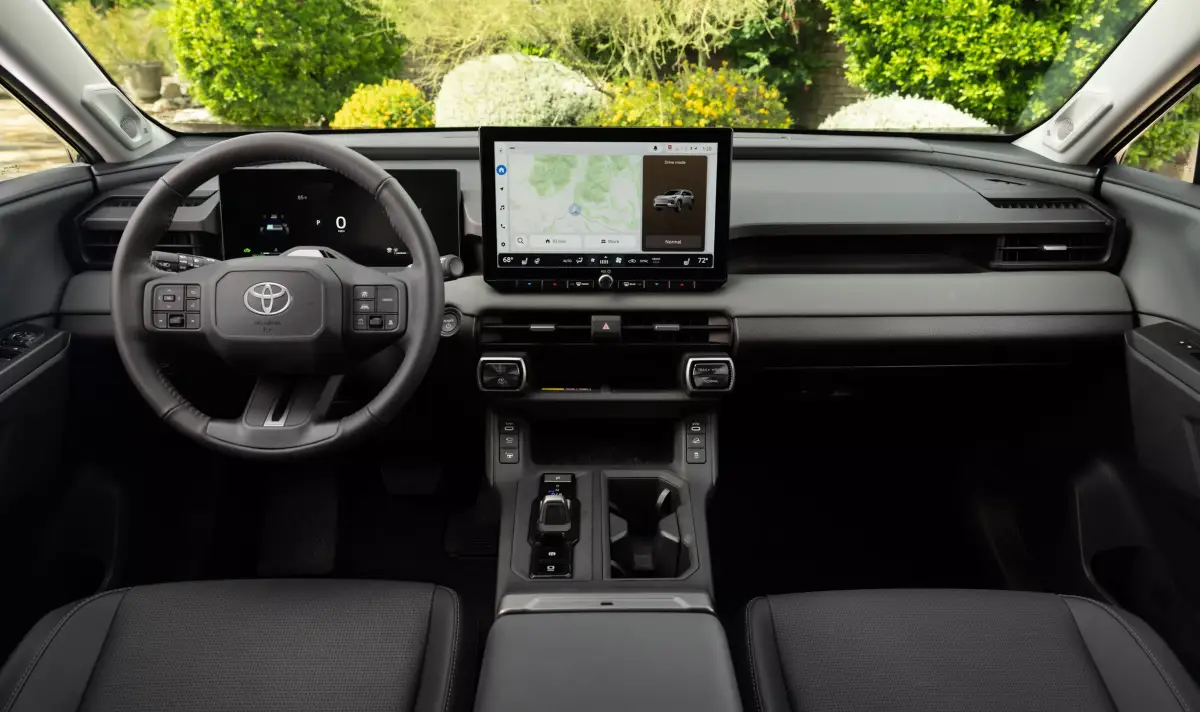 Toyota призна за спорно решение в интериора на новата RAV4