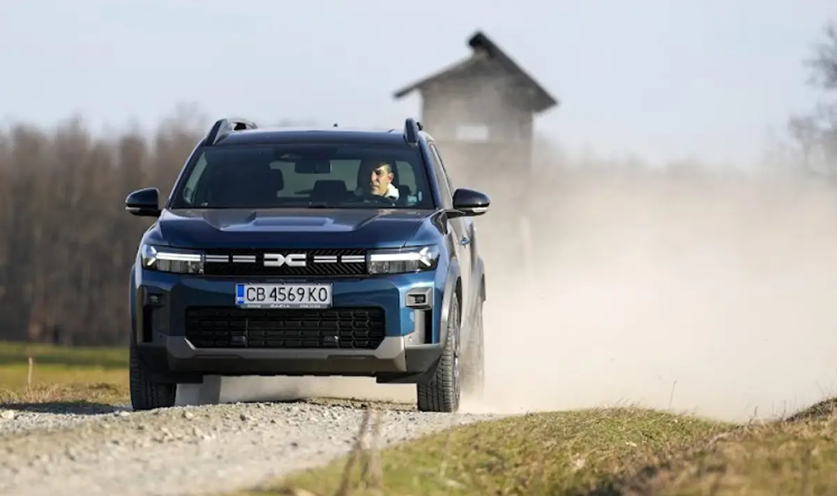 Тествахме най-скъпата Dacia - 4x4, хибрид, автоматик и фабрична АГУ