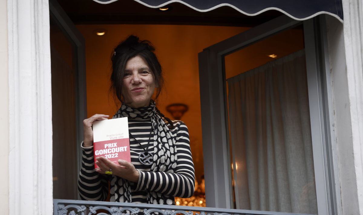 Брижит Жиро получила Гонкуровскую премию за роман о смерти мужа