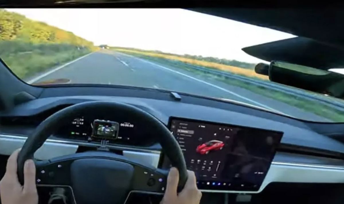 Посмотрите, как Tesla Model S набирает почти 330 км