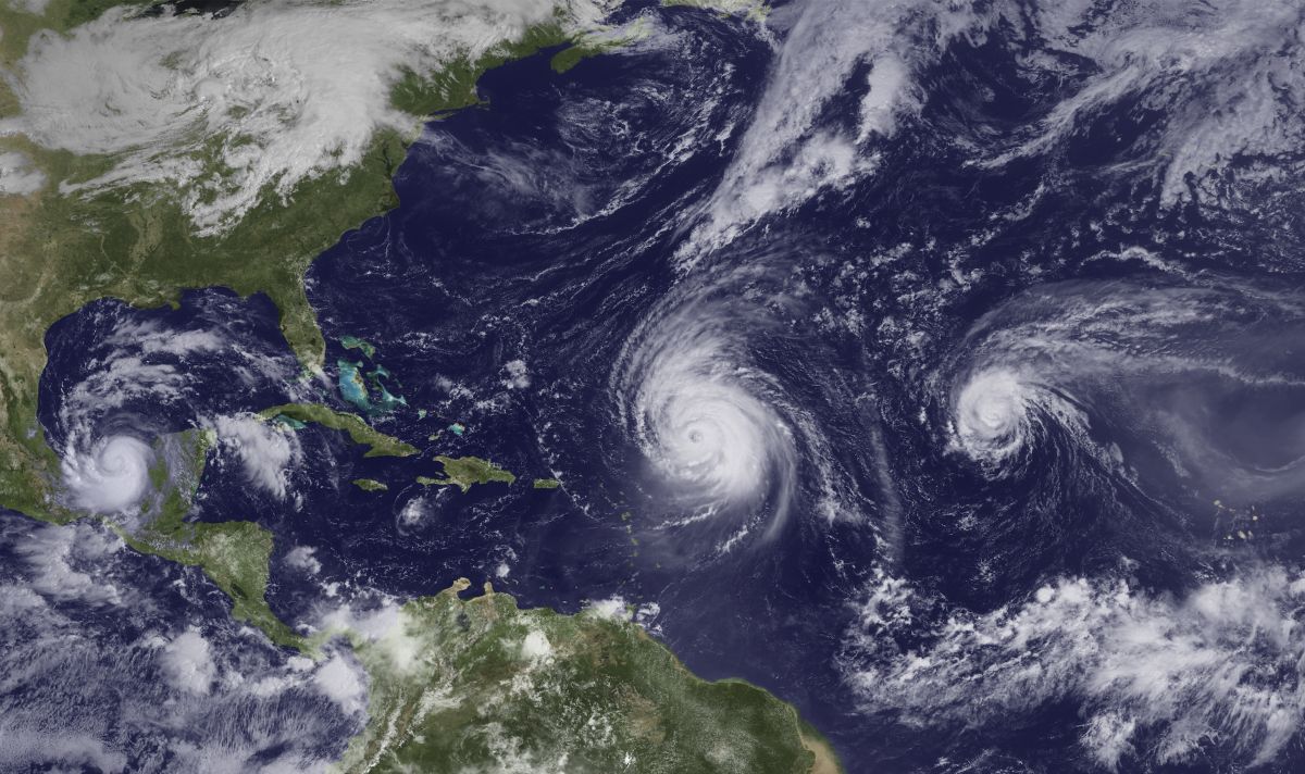 Ураганът Джулия достигна Никарагуа | ФАКТИ.БГ Ураганът Джулия достигна Никарагуа