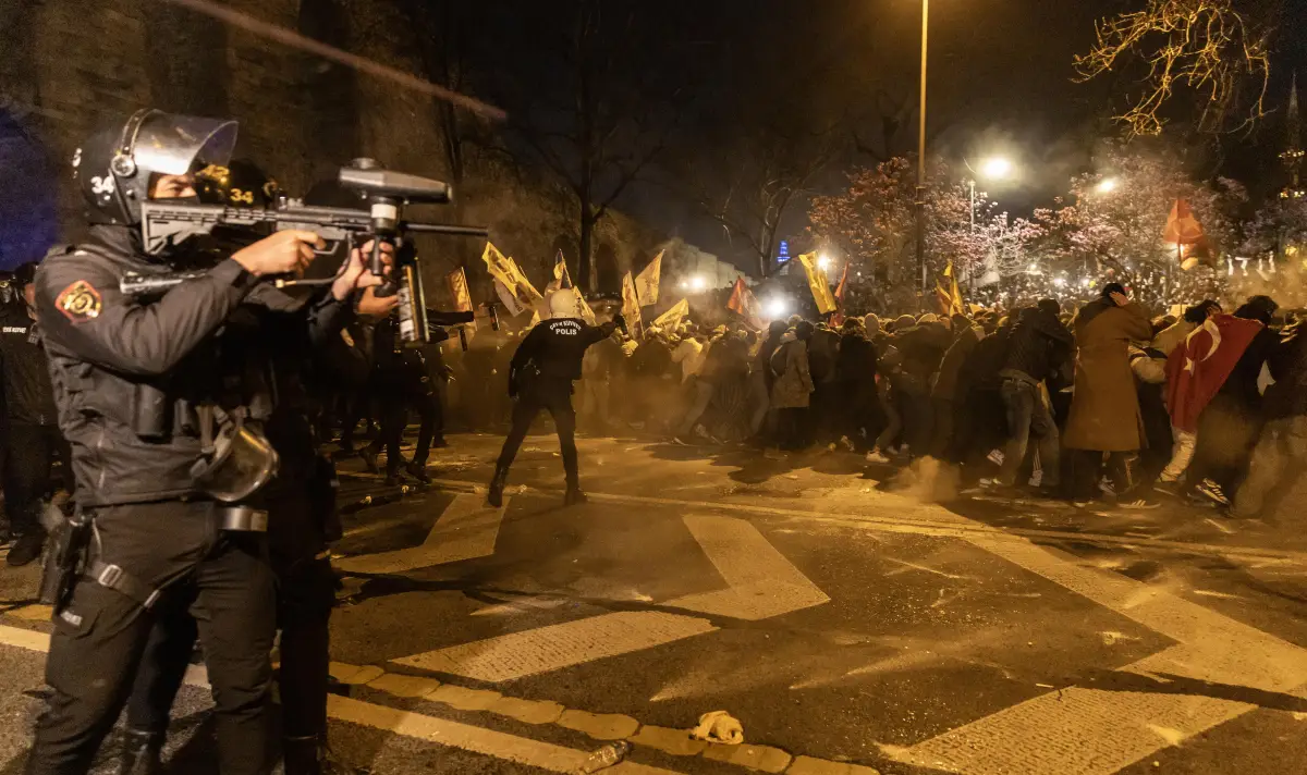 Масови протести в Турция след ареста на опозиционния политик Екрем Имамоглу