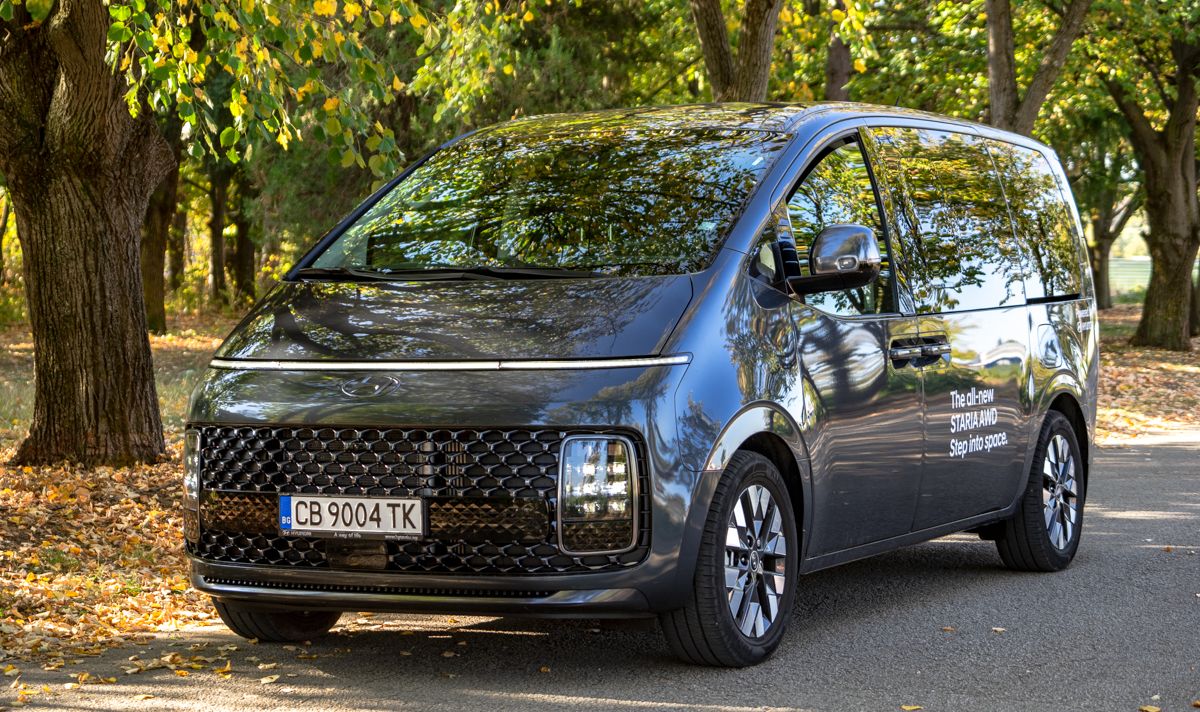 Тествахме “космическия” Hyundai Staria 