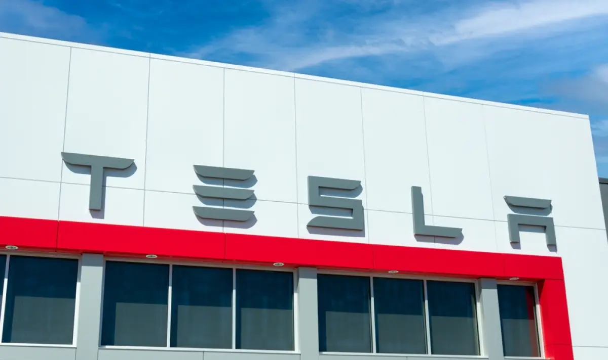 Tesla продължава да копае дъното
