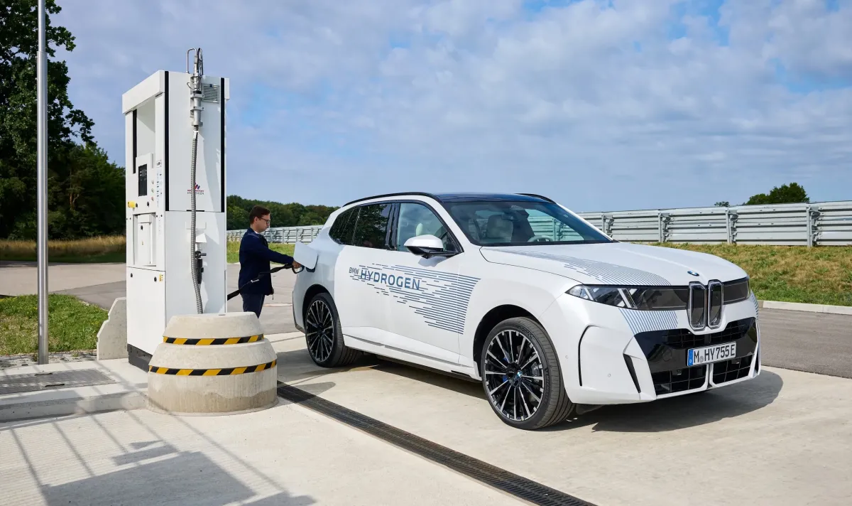 BMW показа водородното X5 без никакъв камуфлаж