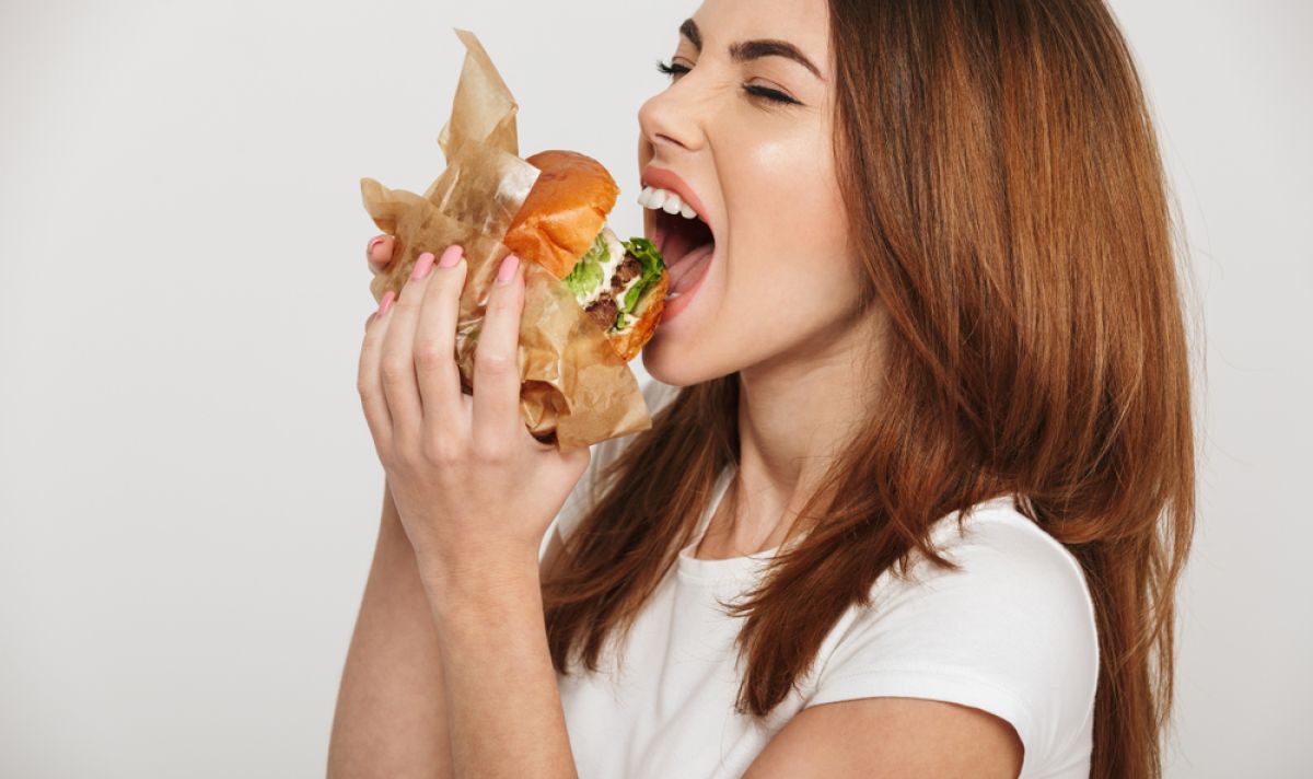 Ученые указывают на самую большую ошибку, которую мы совершаем во время еды