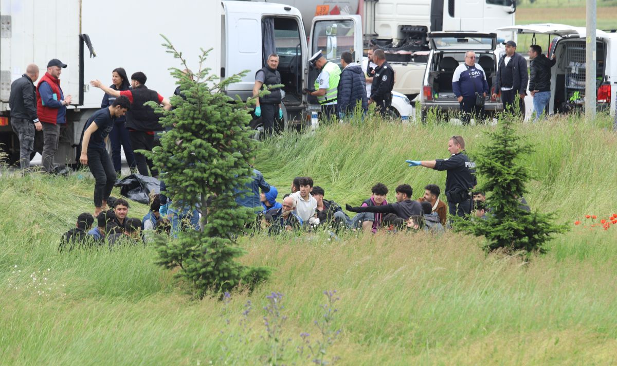 Хванаха тир с 48 мигранти в София