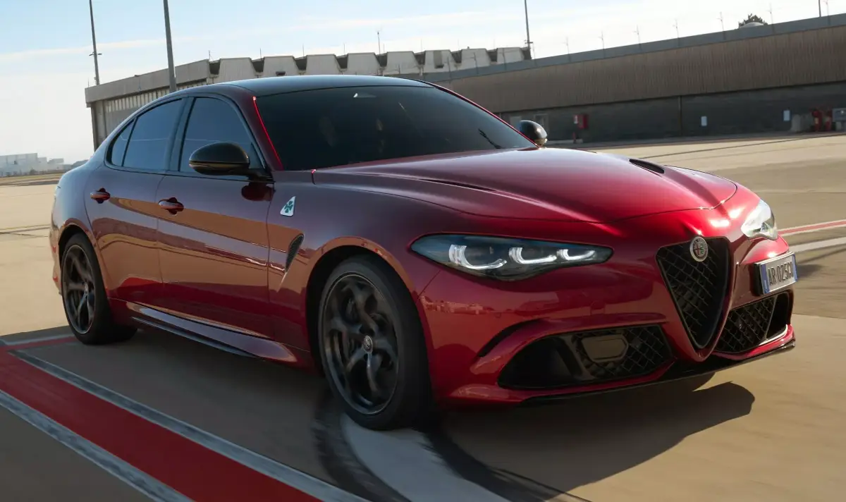 Alfa Romeo запазва най-наточените модели с бензинови двигатели