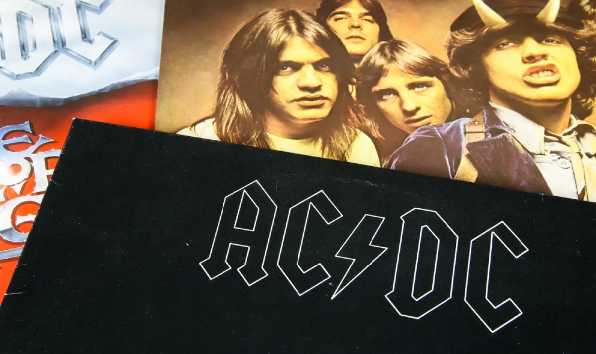Почина първият барабанист на  AC/DC