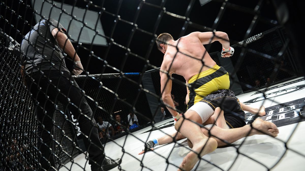 Агент от UFC преби баща си за пари