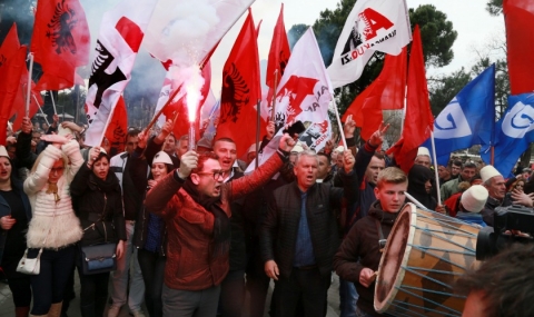 Голям антиправителствен протест в Албания - 1