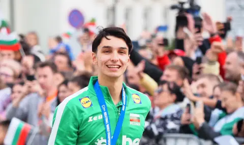 Симеон Николов се контузи при загуба на Локомотив Новосибирск срещу Зенит Санкт Петербург - 1