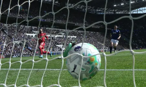 Ливърпул би Евертън с гол в последните секунди - 1