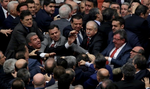 Масов бой в турския парламент (ВИДЕО) - 1